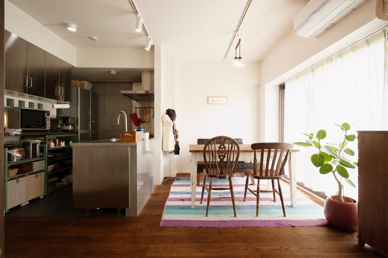 築17年の中古マンションの内装を好みのイメージにリノベーション。こだわりの土間や図書コーナーのある、昔の学校をイメージしたレトロモダンな住まいができあがりました。