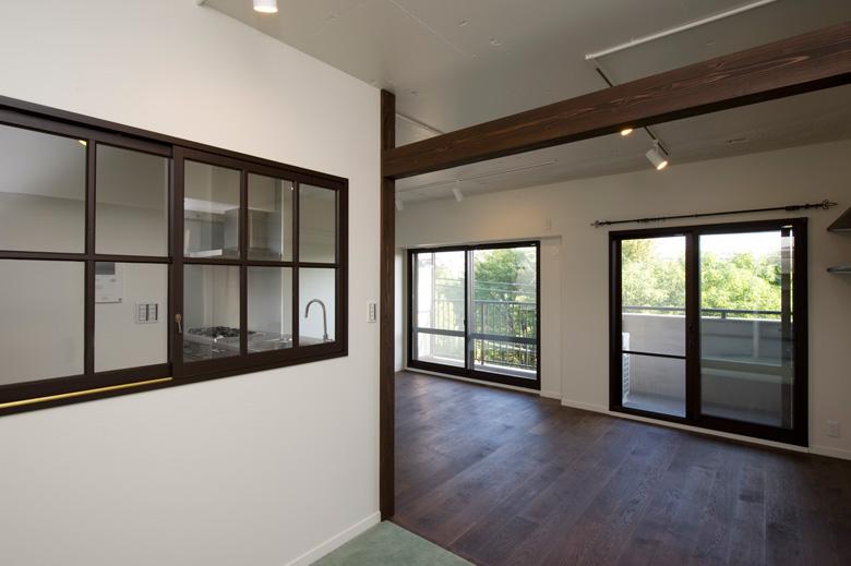 白い塗り壁に濃い色の床や柱でご希望のノスタルジーを感じる住まいを実現しました