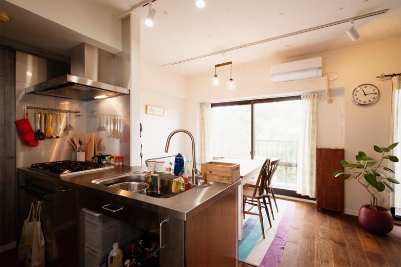 暗かったキッチンは壁をなくしてオープンに