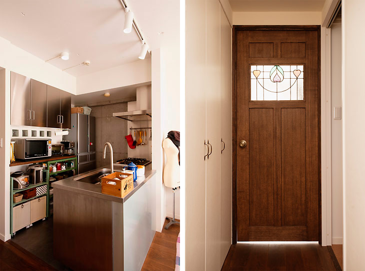 （写真左）シンプルなステンレス仕様で昔の学校のイメージを再現したキッチン
（写真右）リビングの入口扉にはKさんお気に入りのステンドグラスを使い造作しています