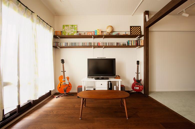リビングのAVコーナーの壁面にはCDやDVDがたっぷり収納できるワイドな飾り棚を設置