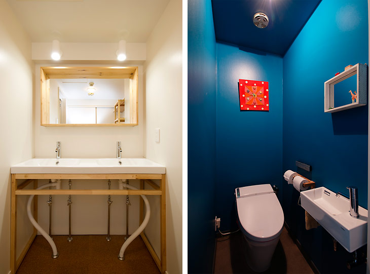 （写真左）ホワイト壁を基調に天然木をあしらったナチュラルで明るい洗面室。洗面台も2台並べ、ここでも学校のような雰囲気を意識しています
（写真右）木製のペーパーホルダー、鏡は、K様がご用意。シンプルな手洗いカウンターや真っ赤なアクセント時計など、細部の美しさにもこだわっています