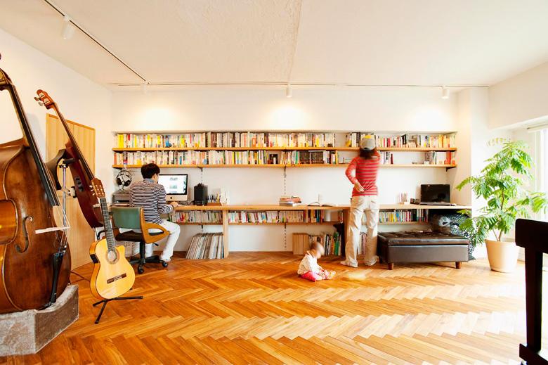 音楽好きのOさんご夫婦が、大きな楽器を置ける空間を求めてリノベーション。ヘリンボーン貼りのチーク材が美しく、演奏や映画鑑賞も楽しめる広々リビングができました。