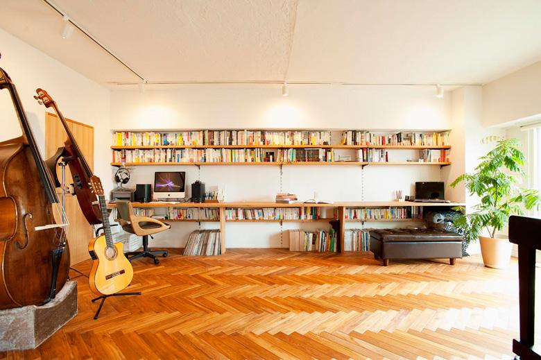 壁面いっぱいのデスクと本棚。本だけでなくレコードやCDもたっぷり収納可能