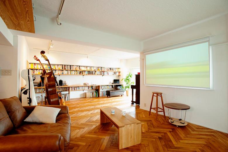 カーテン代わりのロールスクリーンを下ろせば、リビングがホームシアターに