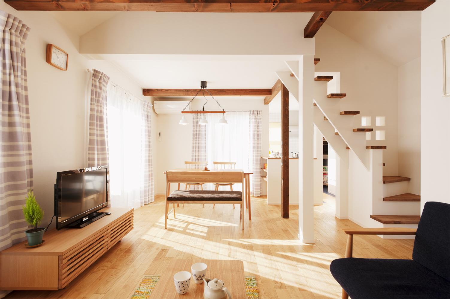 築27年の中古住宅を断熱性と耐震性をアップして、長く安心して暮らせる住まいにリノベーション。1階は個室と水まわりを集約し、日当たりのいい2階に明るく開放的なLDKを設置しました。