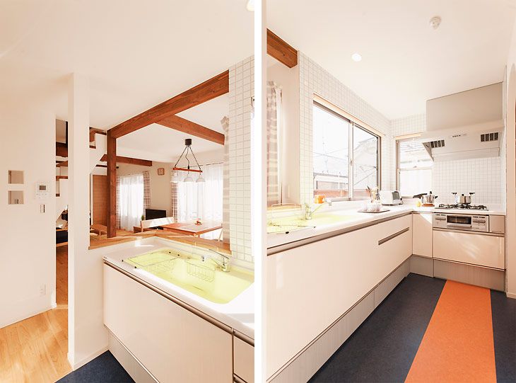 （写真左）元洋室だったところをキッチンに。壁にはTさんが選んだタイルを張りました
（写真右）キッチンの床はブルーにオレンジのラインが入った個性的なフロアタイルで仕上げました