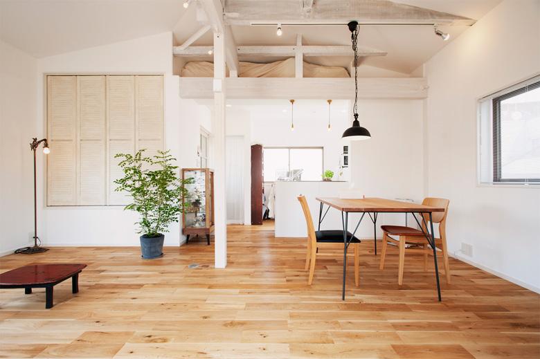 細かく仕切られた使いづらい間取りの中古住宅を、広々とした空間に生まれ変わりました。内装も自分たちの好きなアンティークの家具に合うデザインに。