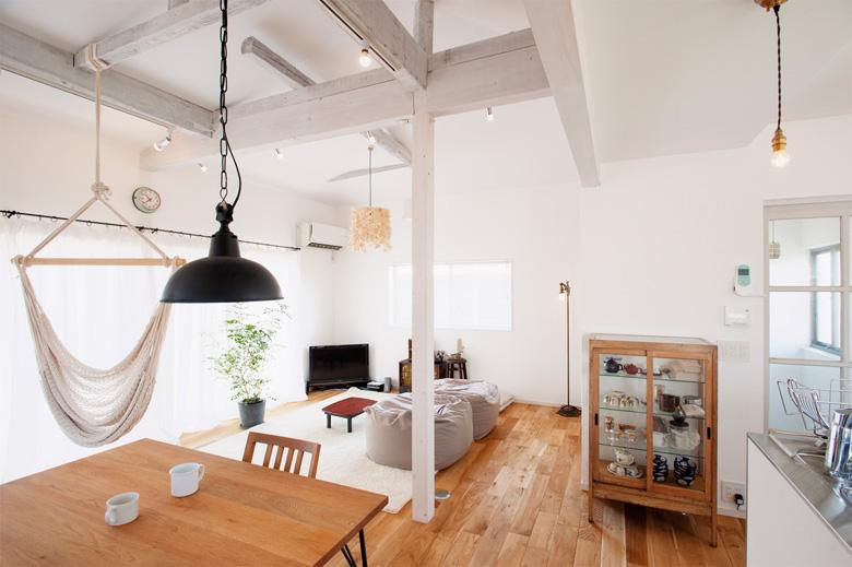 白く塗装した梁をあえて見せ、開放感のある広い空間を演出