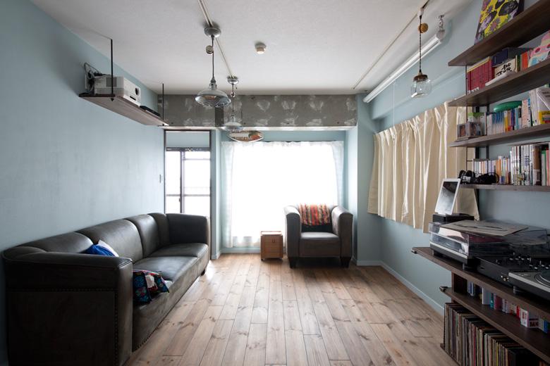 お父様から譲り受けたという大切なソファ、照明もリビングの雰囲気に合わせたスタイリッシュなものを