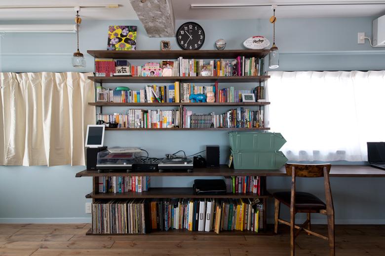 リビング内に設けられた書斎スペース