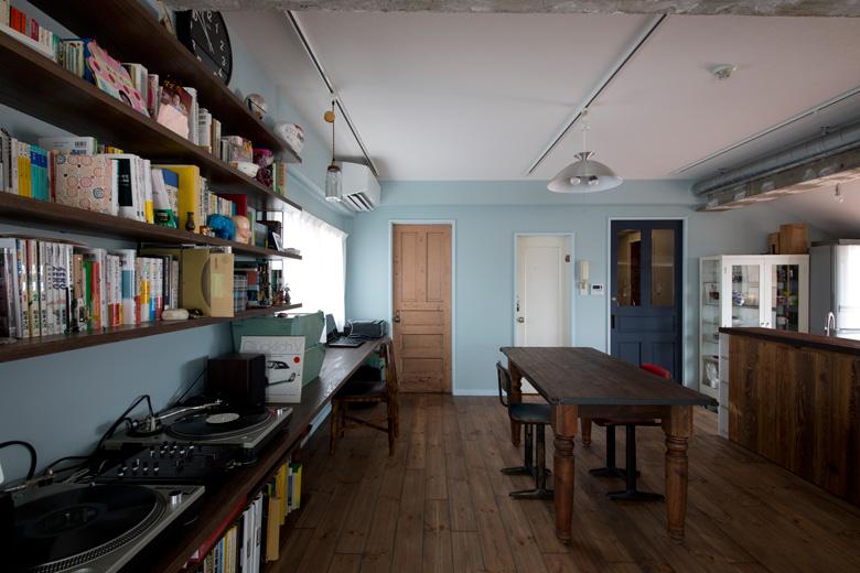 ダイニングスペースにつながる3つのドアは、お客様が購入した中古の建具をリメイク