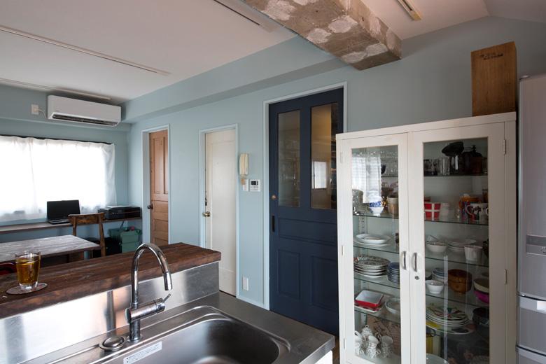 ダイニング側の扉は古材を採用しています