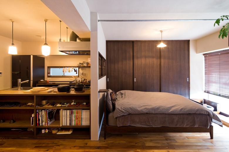 3DKを1LDKに変更し、寝室や浴室も間仕切り壁のない自由で開放的な空間にリノベーション。内窓を利用してバルコニーからの光と風を活かす、こだわりのお部屋に変身。