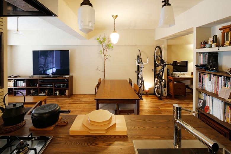 キッチンからLDKを見たところ。自転車スペースの右側は趣味室