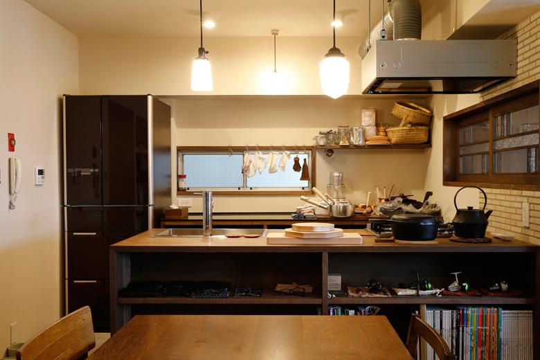 ダイニング側から見たキッチン。造作のカウンターはダイニング側からは本棚としても使うことができる