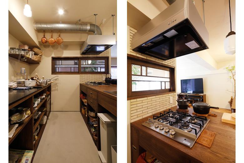 （写真左）キッチンの内側。壁の向こう側はベッドコーナーとなっており、内窓を通じてバルコニーからの光と風が届く、（写真右）造作のカウンターキッチンには、4つ口ガス台をビルトイン