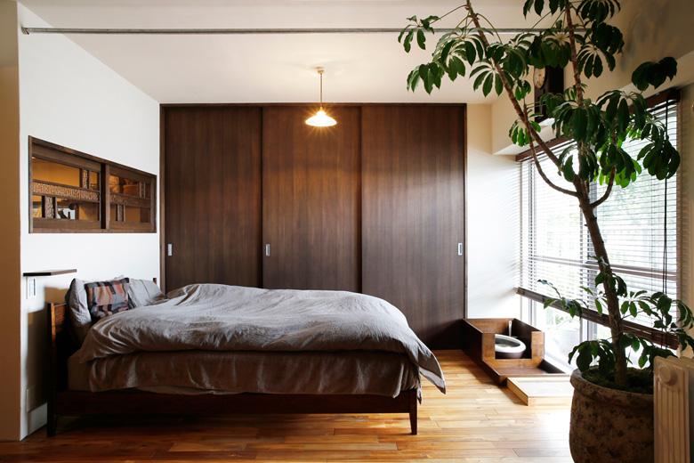 自然光がしっかりと差し込むベッドコーナー。傍らには猫ちゃんのためのスペースも