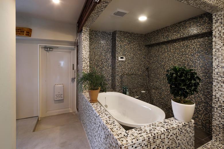 玄関入るとすぐにバスルーム。開放感を何よりも優先しオープンな作りに