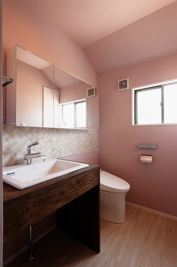 トイレと洗面室は一体化し、圧迫感なくゆったりと使えるように