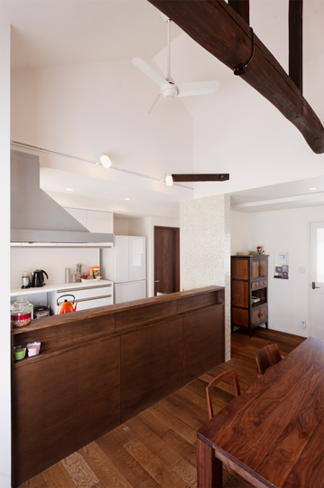 キッチンカウンターはスペースを考慮し薄型に。ダイニング側には飾り棚も