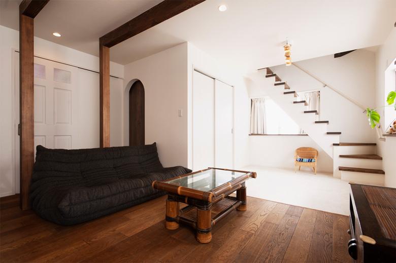 兄弟のための子どもスペース。引き戸を境に、左はお兄ちゃんの個室。右側は小さな弟のためのオープンスペース