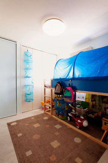 小学生のお兄ちゃんには、壁とドアできちんと仕切りを設けています