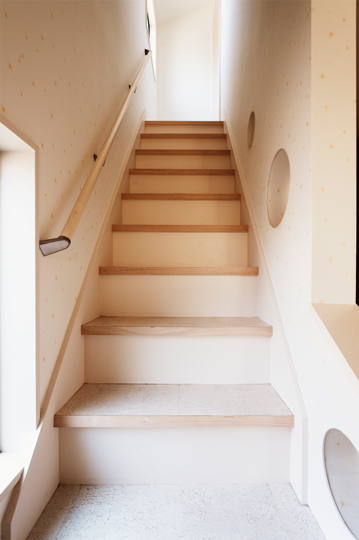 子ども室からロフトに続く階段は、兄弟の遊び場としても活用されています