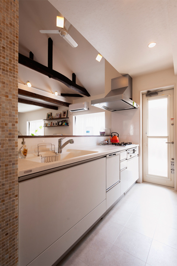 キッチンの内側。奥の扉は勝手口となっている