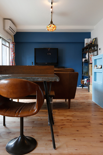 リビングの壁の一面には、落ち着いたブルーのアクセントカラー