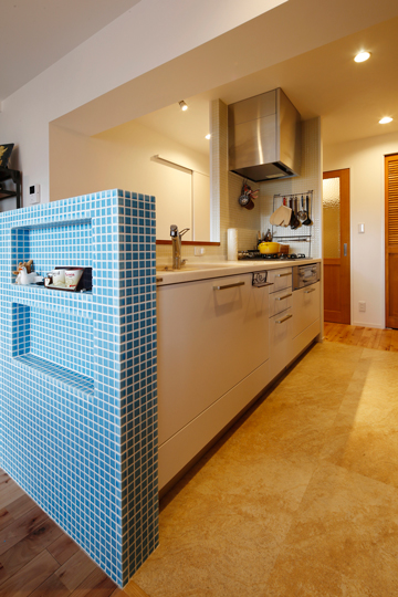 キッチンの内部。向こう側の玄関や洗濯室の方へも自由に移動できる