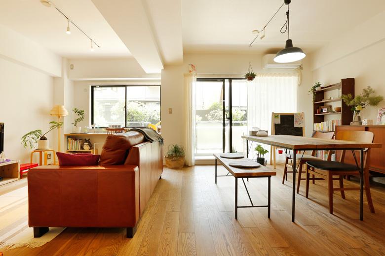 「木の温もりとこだわりのインテリアを楽しむ住まい」のリビングダイニング