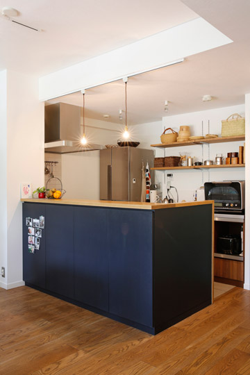 「木の温もりとこだわりのインテリアを楽しむ住まい」のキッチン