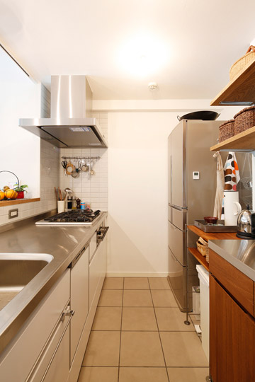 床は磁器タイル。床暖房が入っている