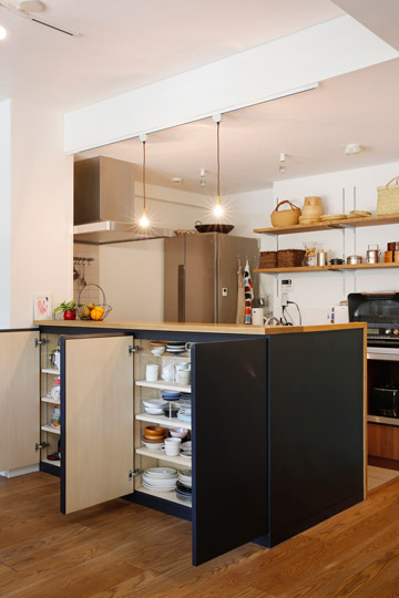 「木の温もりとこだわりのインテリアを楽しむ住まい」のキッチン