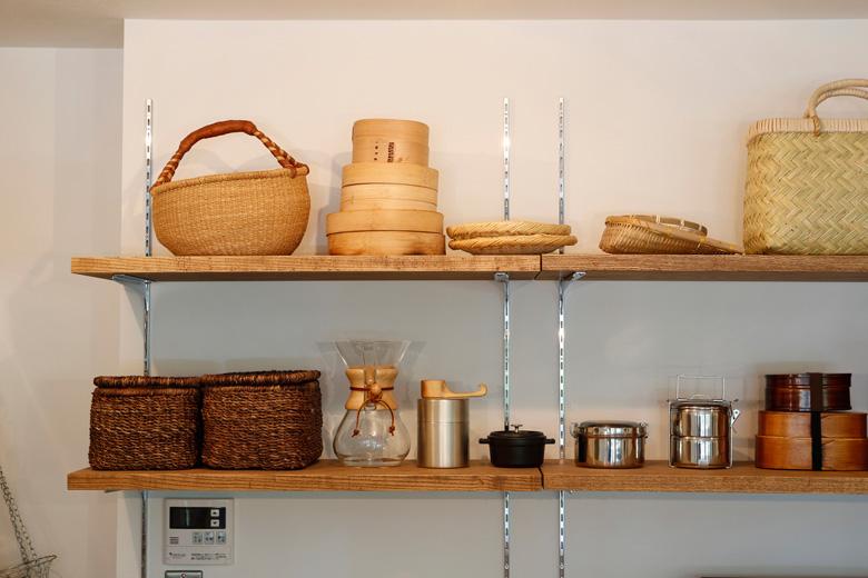 「木の温もりとこだわりのインテリアを楽しむ住まい」の収納・クローゼット