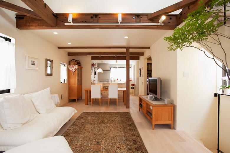 築13年の中古住宅を購入したご夫妻。大好きなパリやプロヴァンスの雰囲気を感じられる住まいへとリノベーションすることにしました。床や壁はホワイトを基調に、タイルやアイアンを使いフランス風の住宅のテイストをプラスしつつも大人のアンティークな感じが出るように梁の色を落ち着いた色で塗装しています。