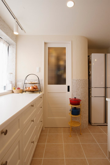 「南欧の田舎屋にあこがれてゆったり暮らす」のキッチン