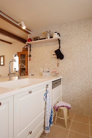 床は磁器タイル（床暖房仕様）です