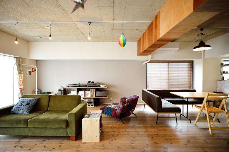 「夫婦2人の暮らしを楽しみたい」と築41年の中古マンションを購入。3LDKの間取りを広々1LDKにし、各部屋のアクセントクロスなどデザイン面でもこだわりをたっぷり取り入れました。