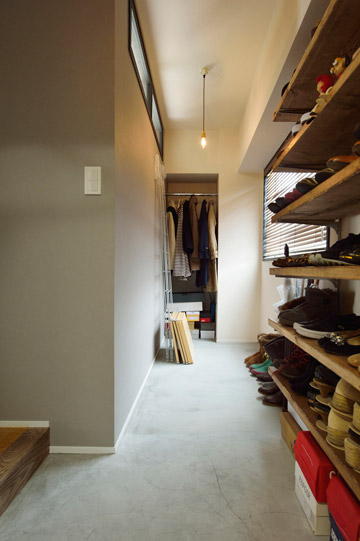 玄関には上着を収納できるクロゼットも