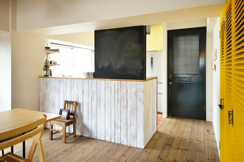 コンロ前に立ち上げた壁は黒板に