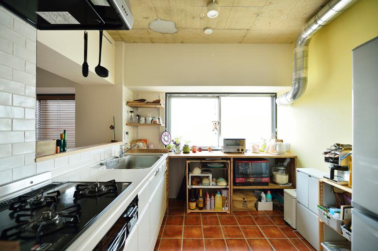 キッチン内側の床はフロアタイル