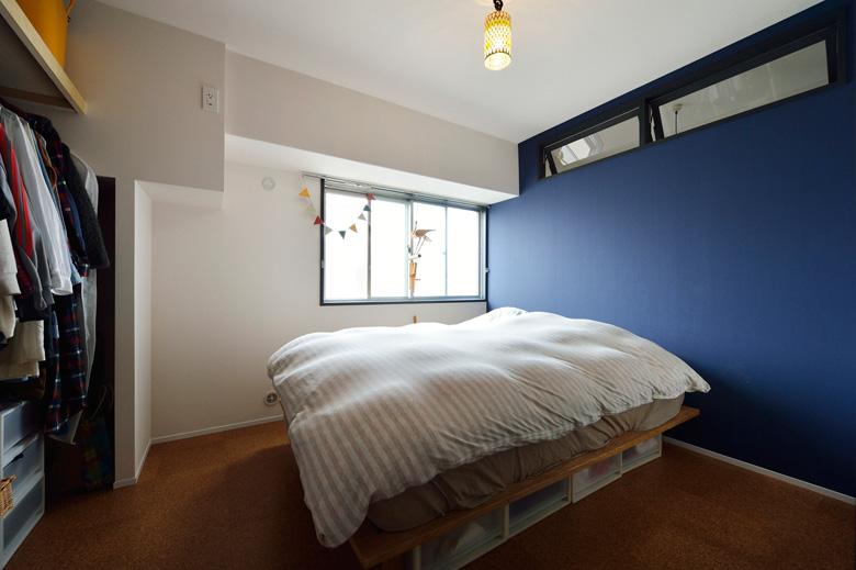寝室は天井近くに光と風を通す窓を設置