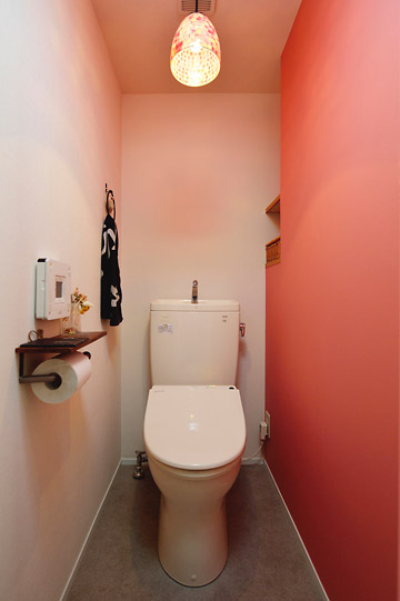 トイレは赤いクロスで個性的に