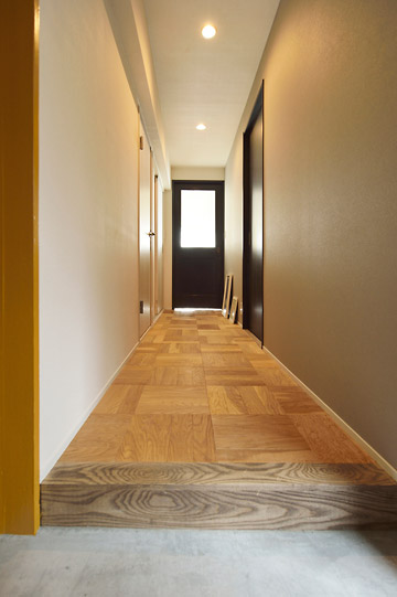 玄関ドアは、内側を山吹色で塗装