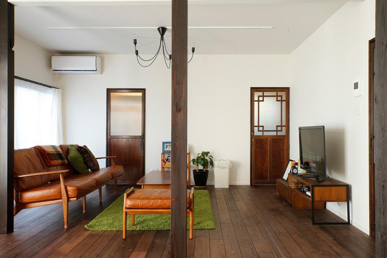 「郊外で広い庭のある一戸建てに住みたい」と希望の沿線で築36年の中古住宅を購入。「おじいちゃんの家みたいな懐かしさを感じる家」という希望通りの、昭和の雰囲気を感じさせる住まいに。