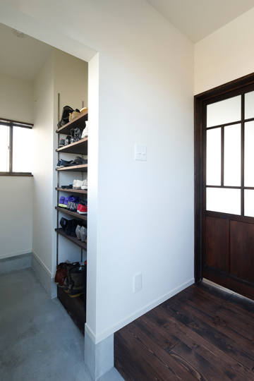 収納をたっぷりとった玄関