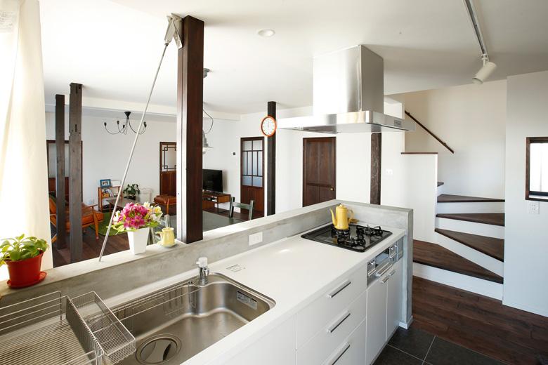 リビング階段は1段目をベンチとしても使える