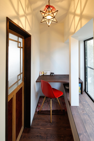 温かみを感じさせる妻の書斎